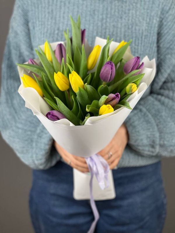 Букет желтых и фиолетовых тюльпанов (в упаковке)