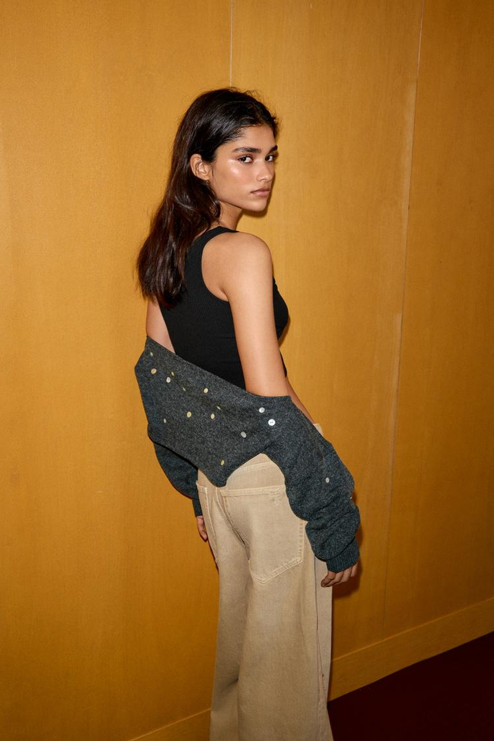 ZARA КРОП-ТОП НА БРЕТЕЛЯХ В РУБЧИК, ЧЕРНЫЙ