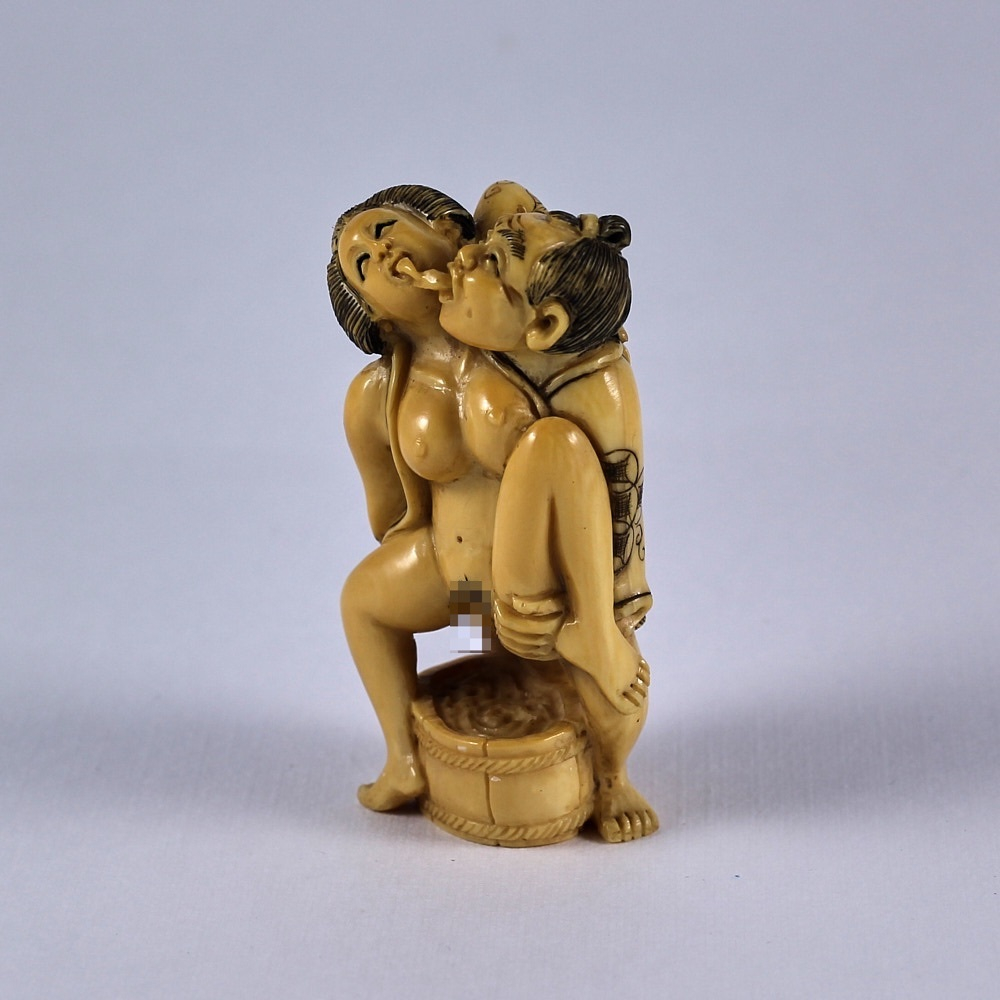 Эротическая статуэтка нэцкэ Любовники моются