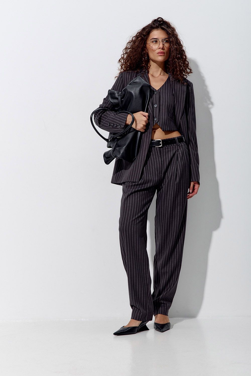 Брюки бананы в полоску темно-серого цвета