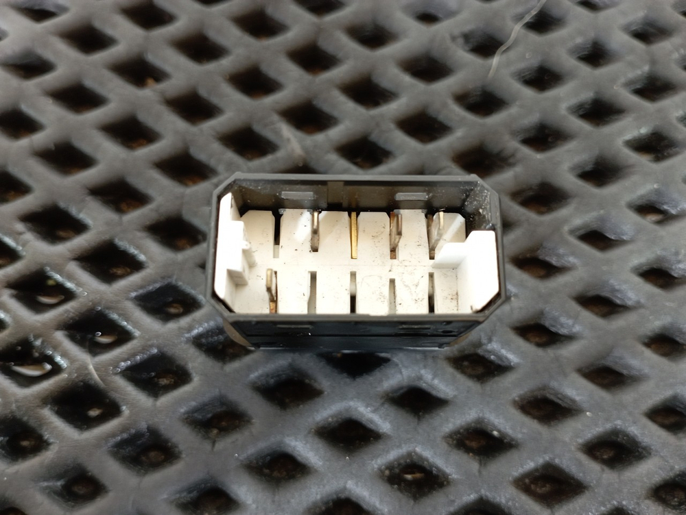 Кнопка переключения напряжения