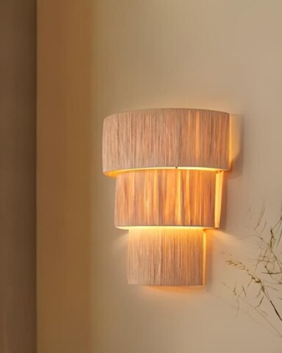 Настенное бра с многоуровневым абажуром из натуральной рафии