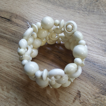 Браслет на пружине, дерево, цвет молочный, ширина 50 мм