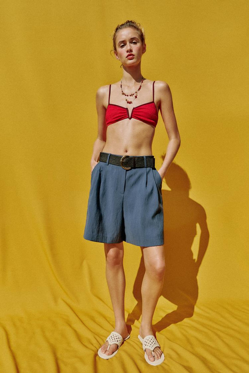 ZARA ШОРТЫ С ЗАЩИПАМИ И РЕМНЕМ, ВЫЦВЕТШИЙ СИНИЙ