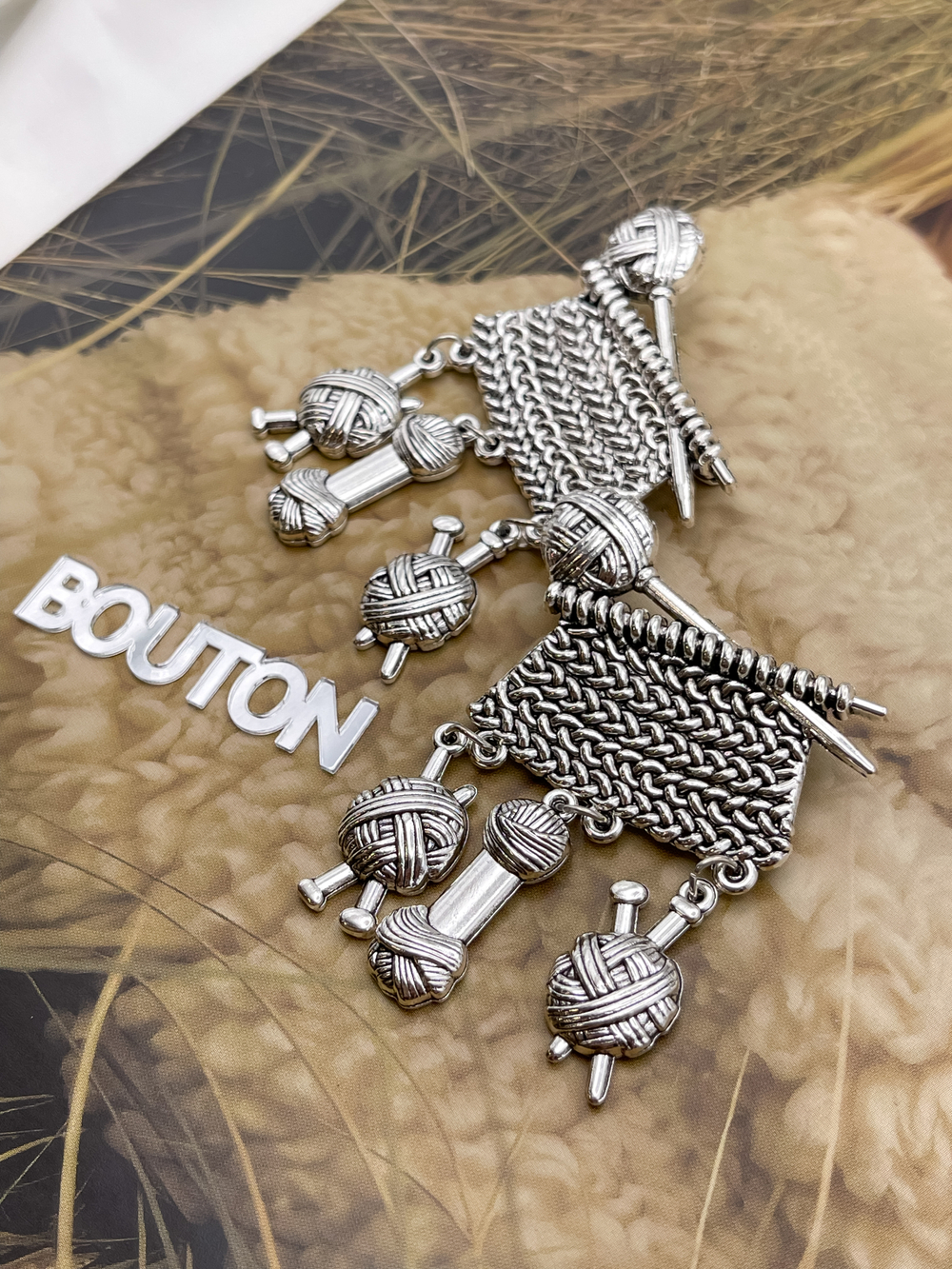 Брошь Серебристая "Спицы с пряжей"