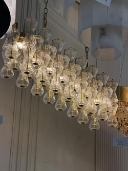 Эффектная люстра с множеством рифлёных стеклянных плафонов на золотом основании ✨