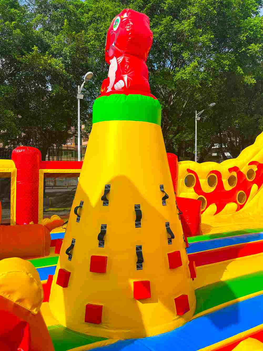 Коммерческий надувной батут «Драконы в тропиках» с механизированной головой, 14*7*7,3 м