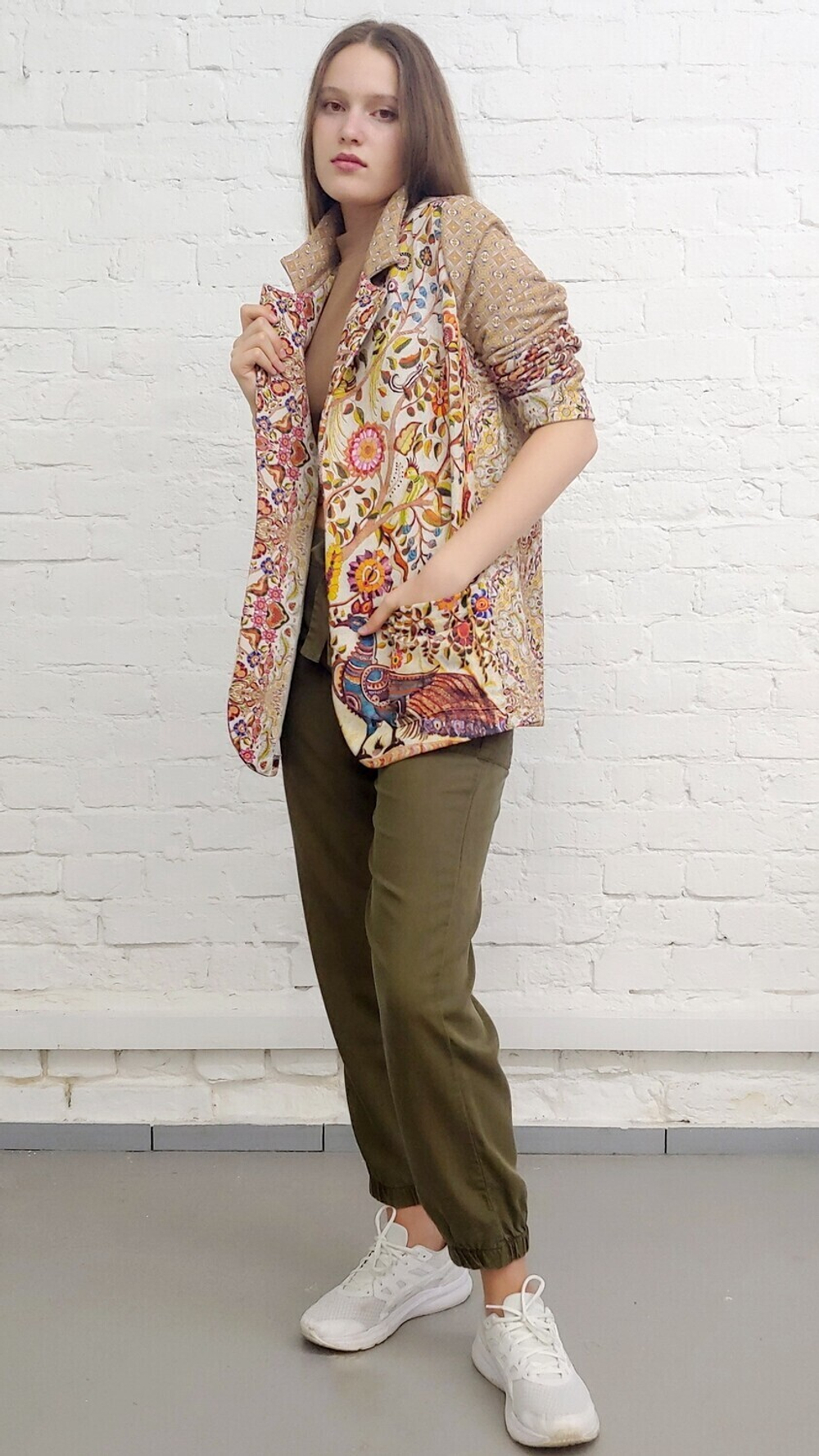 Трикотажный жакет "Райские птицы", по мотивам текстильного панно «Древо Жизни" выполненного в древнеиндийской технике ‘каламкари’ мастером Гураппа Четти