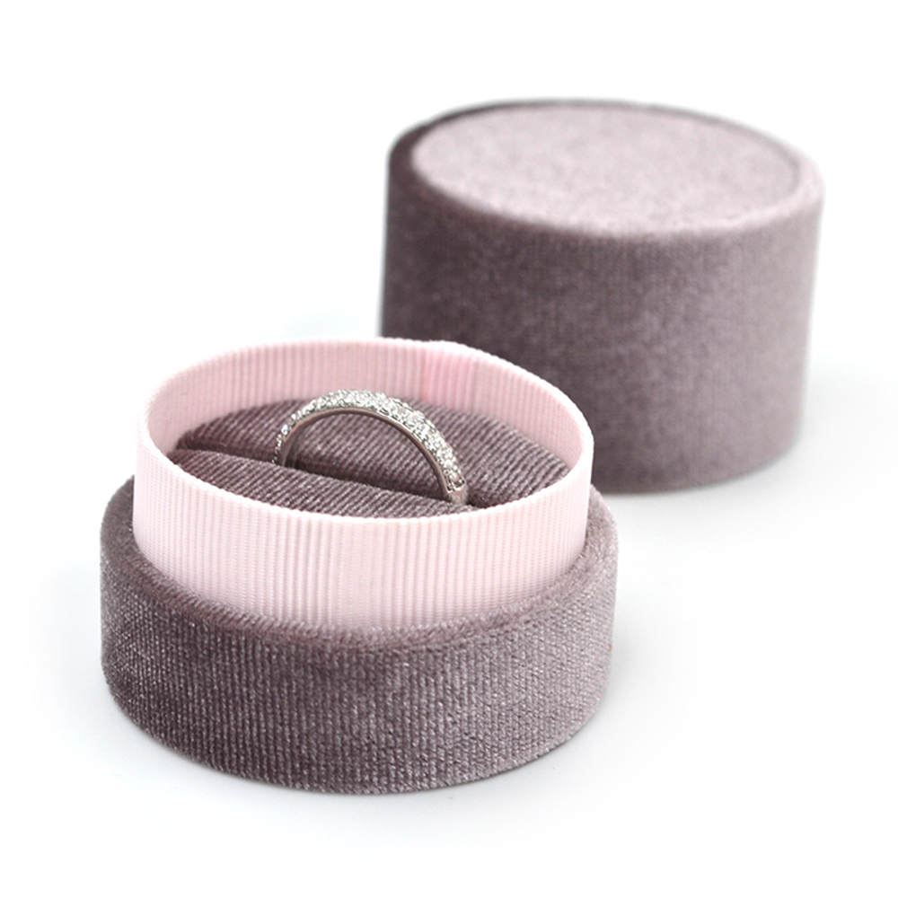 Футляр ювелирный квадратный с мягкой внутренней отделкой.