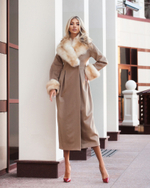 Женское двубортное шерстяное пальто с меховой отделкой