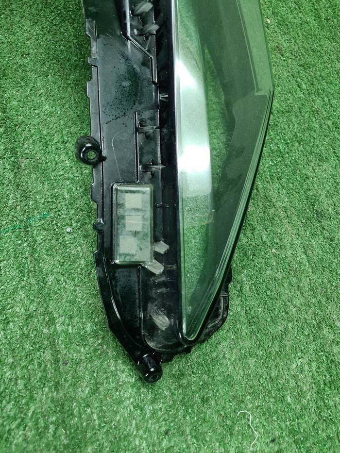 Стекло фары правое Toyota Camry xv70 (2020-н.в.)