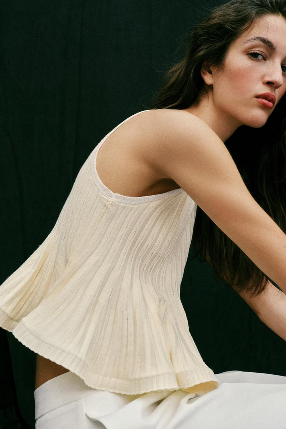 ZARA ТРИКОТАЖНЫЙ ТОП С БАСКОЙ, ЭКРЮ