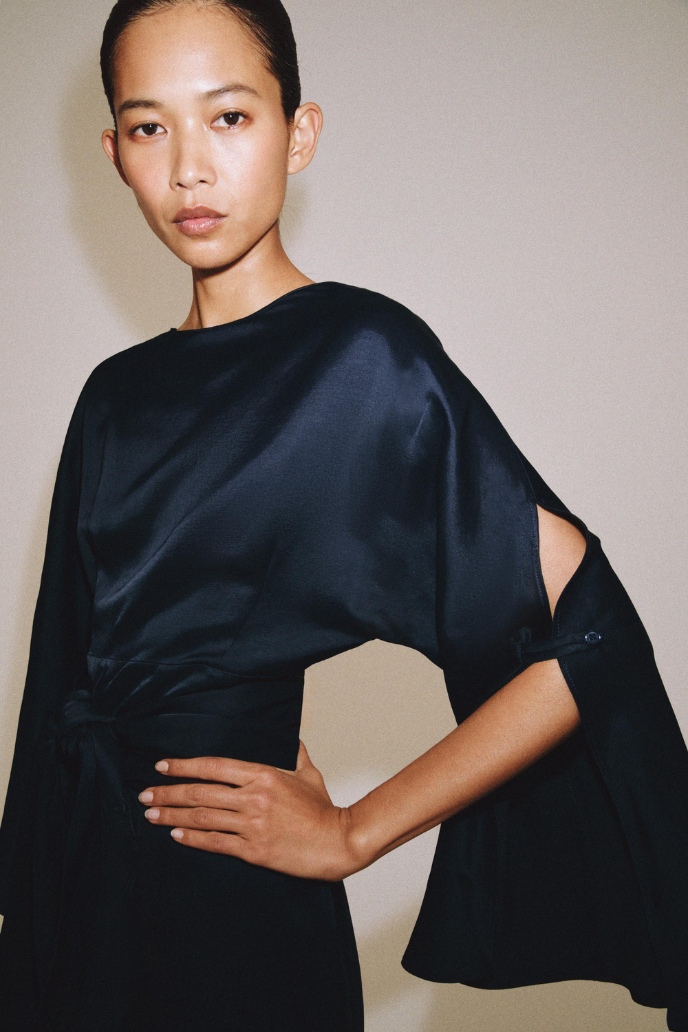 ZARA ПЛАТЬЕ МИДИ ИЗ СМЕСОВОГО ЛЬНА С ПОЯСОМ — ZW COLLECTION, СИНИЙ