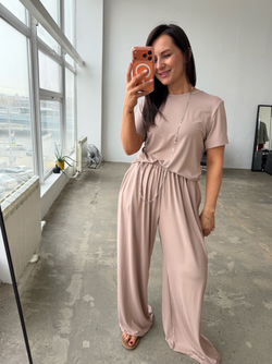 Костюм с силуэтной футболкой в цвете мокко