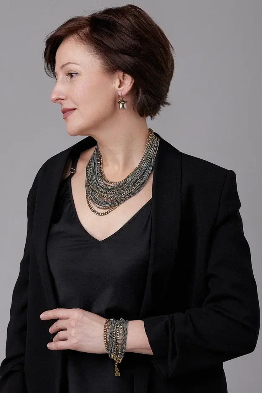 Колье многослойное из цепей и телесных квадратных кристаллов, оттенки графит и бронза