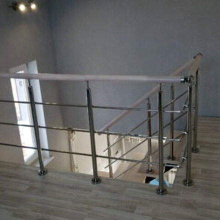 Ограждение для п-образной лестницы MONO с нержавеющими стойками и струнами
