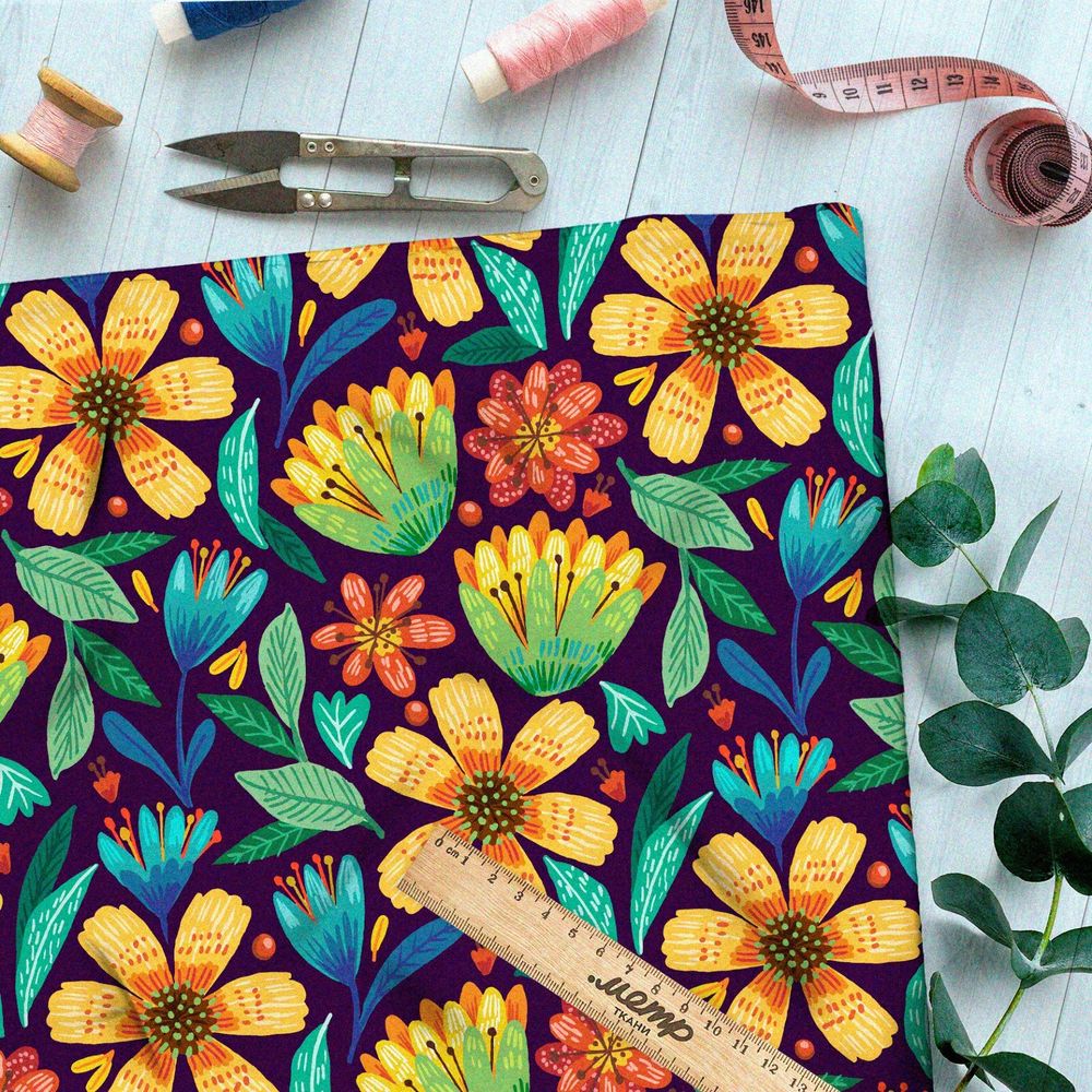 Ткань мембрана пастельные яркие цветы на фиолетовом фоне