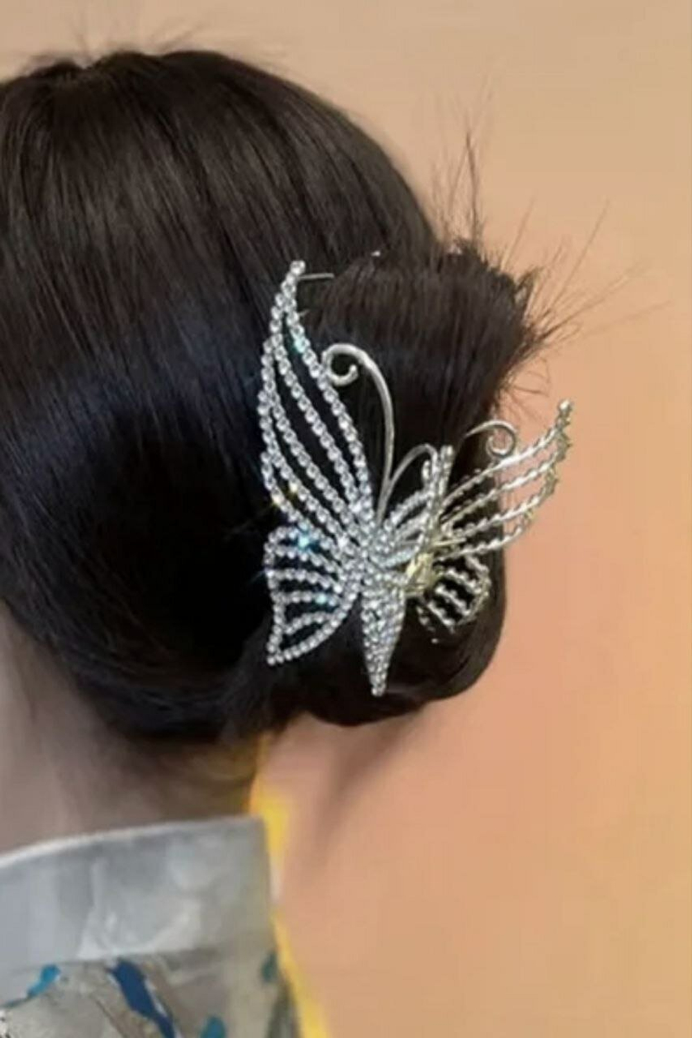 Заколка-краб большая "бабочка" инкрустированная  россыпью страз. 11,5см. Цвет серебро