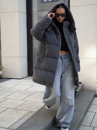 Удлиненный женский пуховик темно-серого цвета