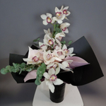 Букет из орхидей и эвкалипта «Секрет гейши сноучерри»