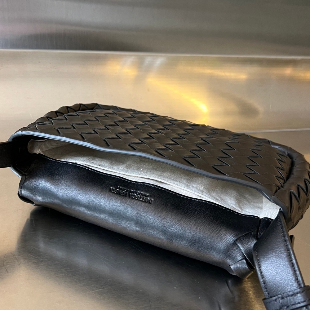 Bottega Veneta Small Cobble Messenger 27 cm