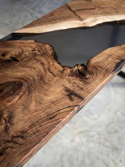 Барный стол из ореха со смолой