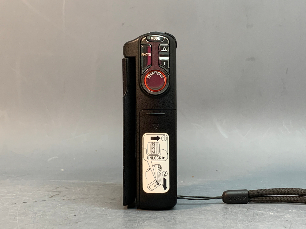 Sony HDR-GW77, скол на корпусе