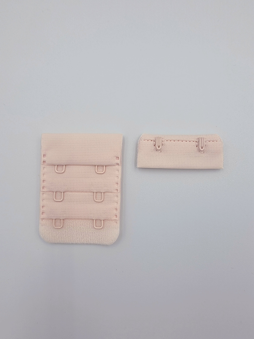 Застёжка тканевая на 2 крючка серебристый пион 3,8×5,3 см (Pantone 12-1206 TPX)