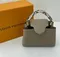 Сумка Louis Vuitton Capucines BB бежевый
