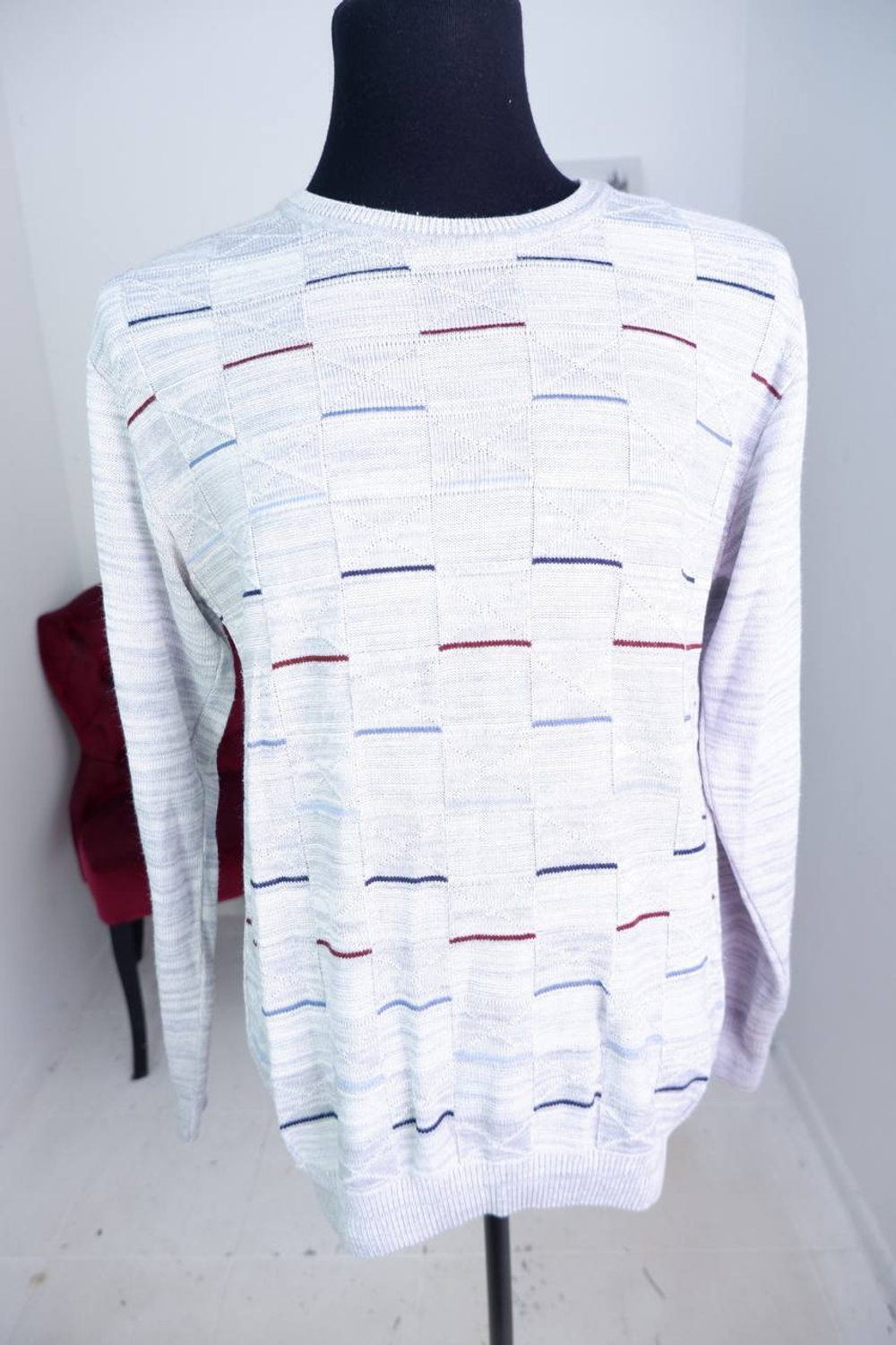 Джемпер светлого оттенка, визуально на 52 размер