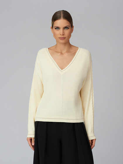 Женский джемпер молочный с V-образным вырезом