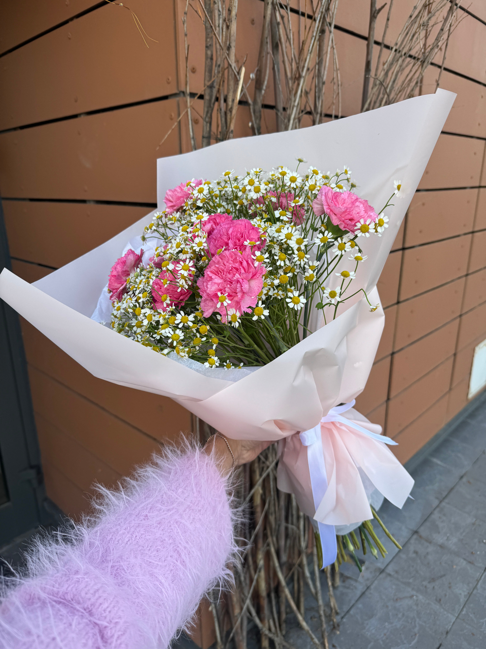 Букет из ромашек и диантусов