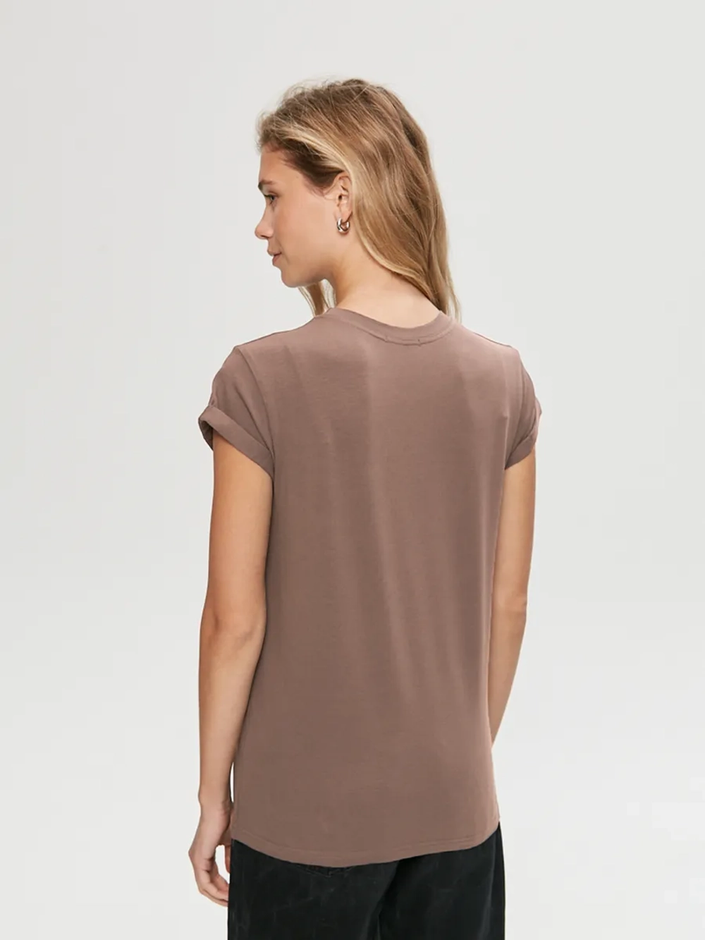 Футболка с подвернутым рукавом