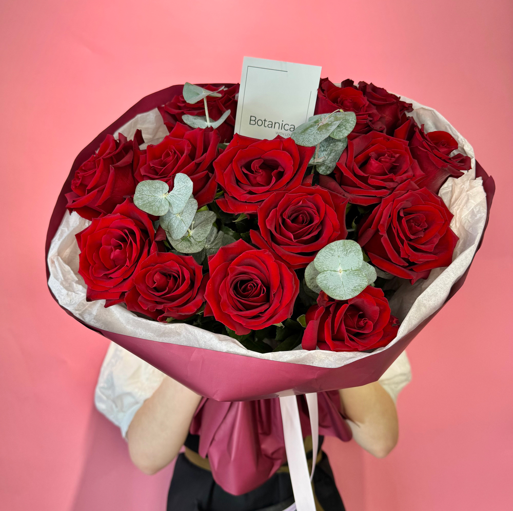 Моно букет из 15 роз Эксплорер и эвкалипта 240220262