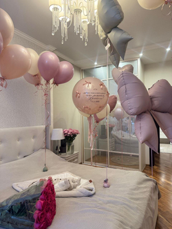 Воздушные шары на выписку лаванда/песок/пыльная роза бантики №4114