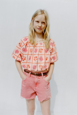 ZARA УКОРОЧЕННАЯ ФУТБОЛКА С ПРИНТОМ, КОРАЛЛОВЫЙ