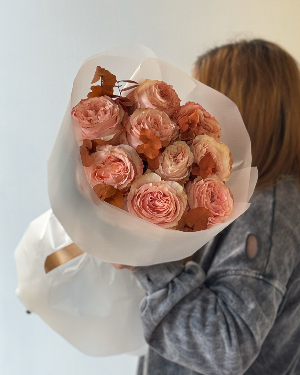 Букет из 9 пионовидных роз Принцесс Краун с эвкалиптом