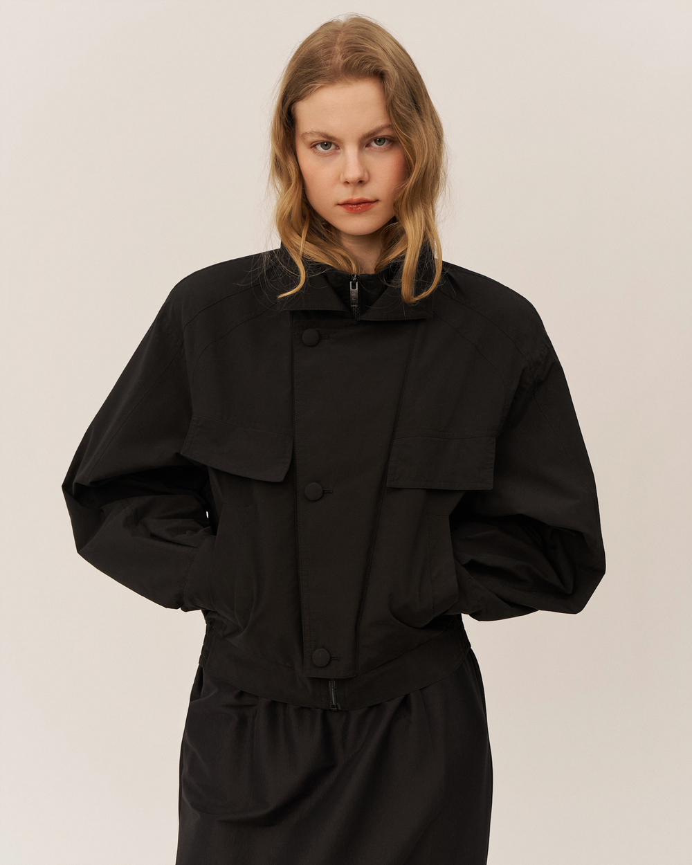 Куртка с объемными плечами