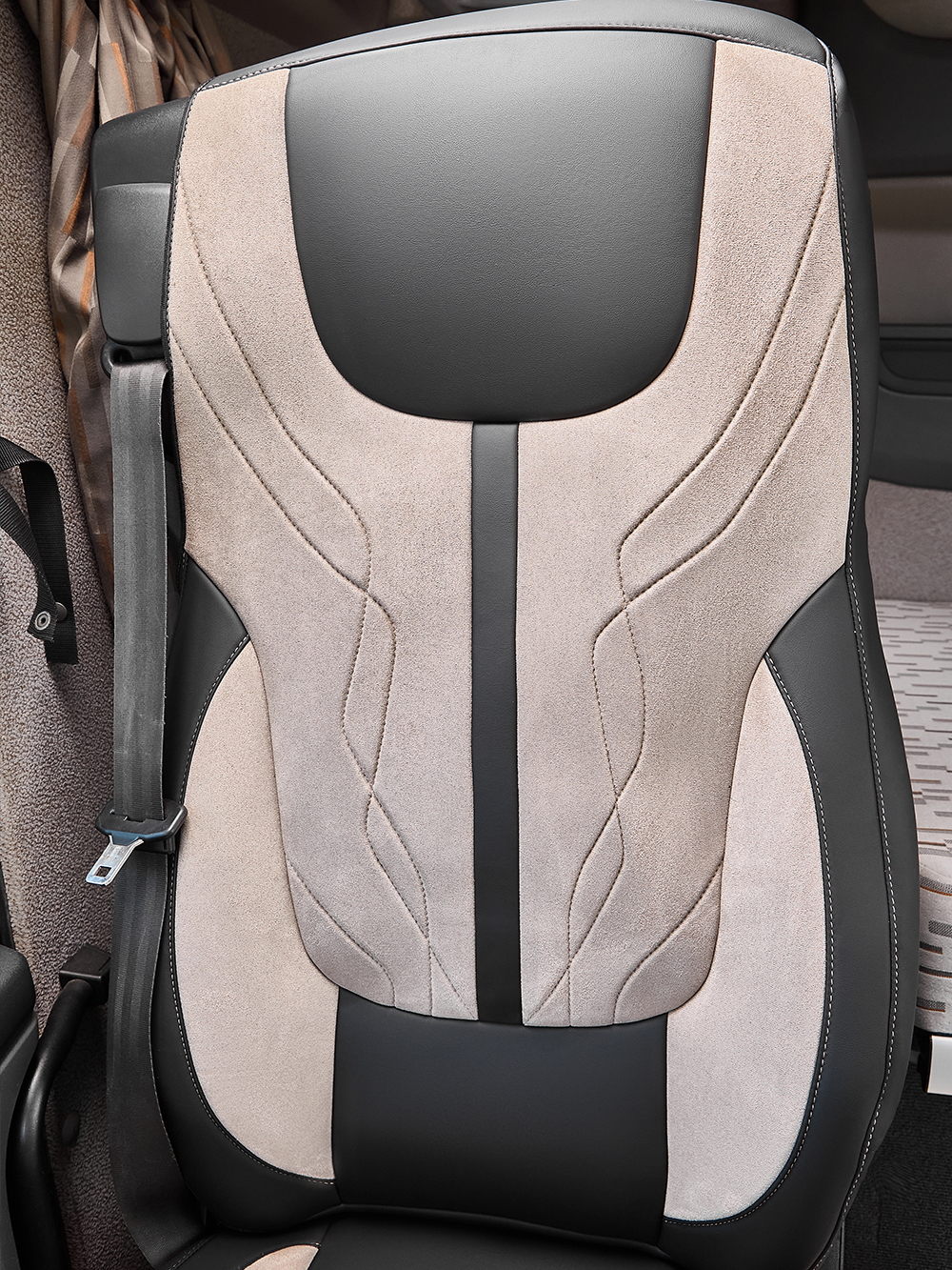 Чехлы Люкс DAF XF 106 (экокожа, черный цвет, бежевая вставка)