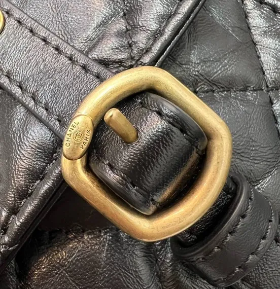 Черная стеганая сумка Chanel из состаренной телячьей кожи