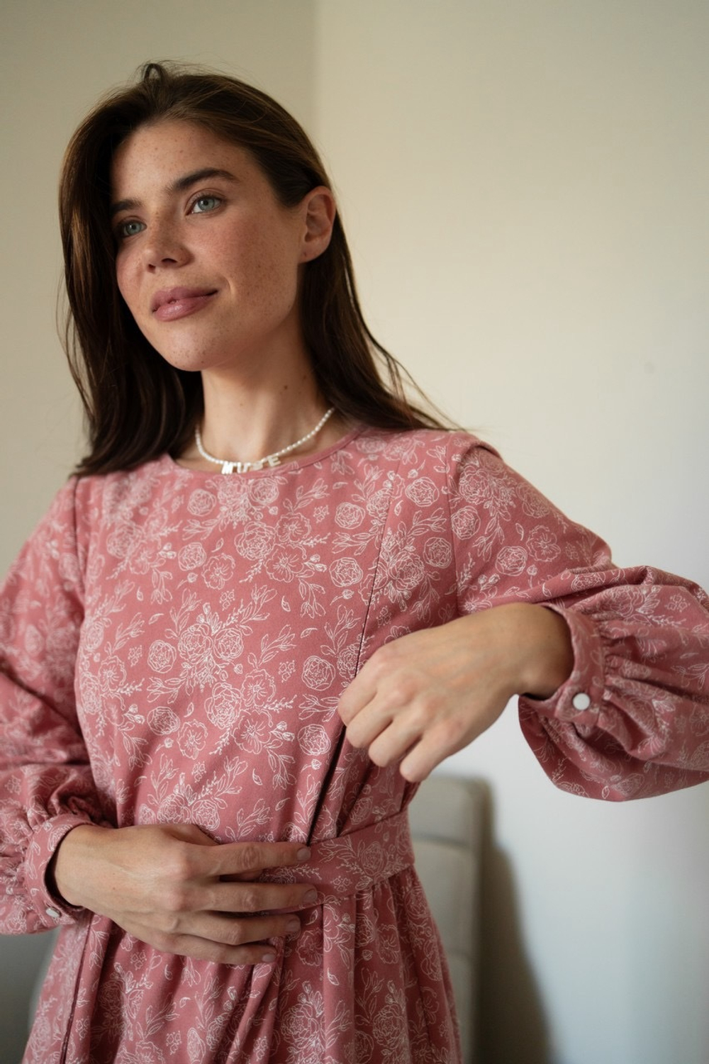 Платье Дафна из фланели для беременных и кормящих мам, Розовый с пионами