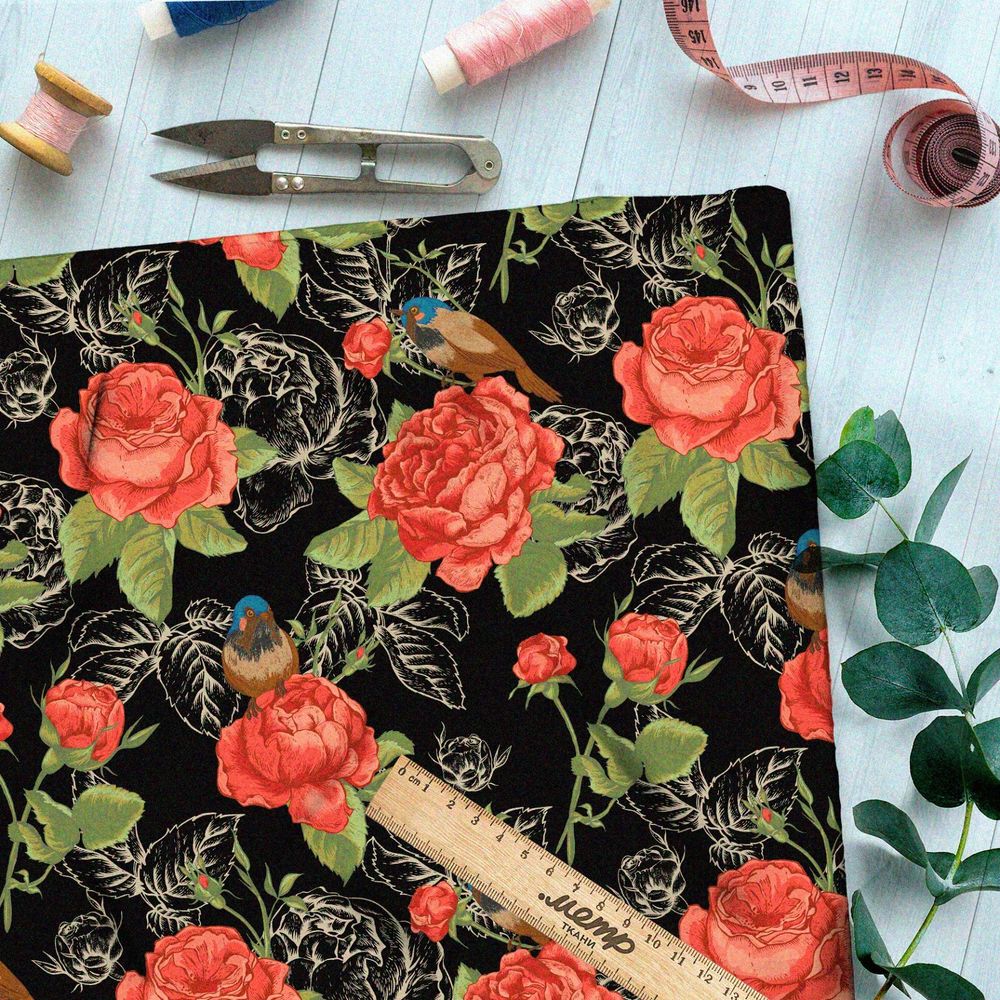 Ткань барби алые розы и их наброски на чёрном фоне