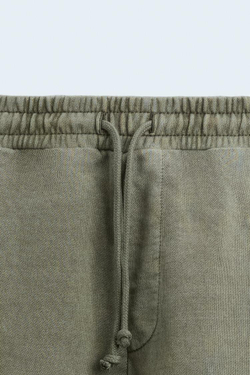 ZARA БАЗОВЫЕ ШОРТЫ-ЧИНОС С ЭФФЕКТОМ ПОТЕРТОСТИ, ЛИНЯЛЫЙ-ЗЕЛЕНЫЙ