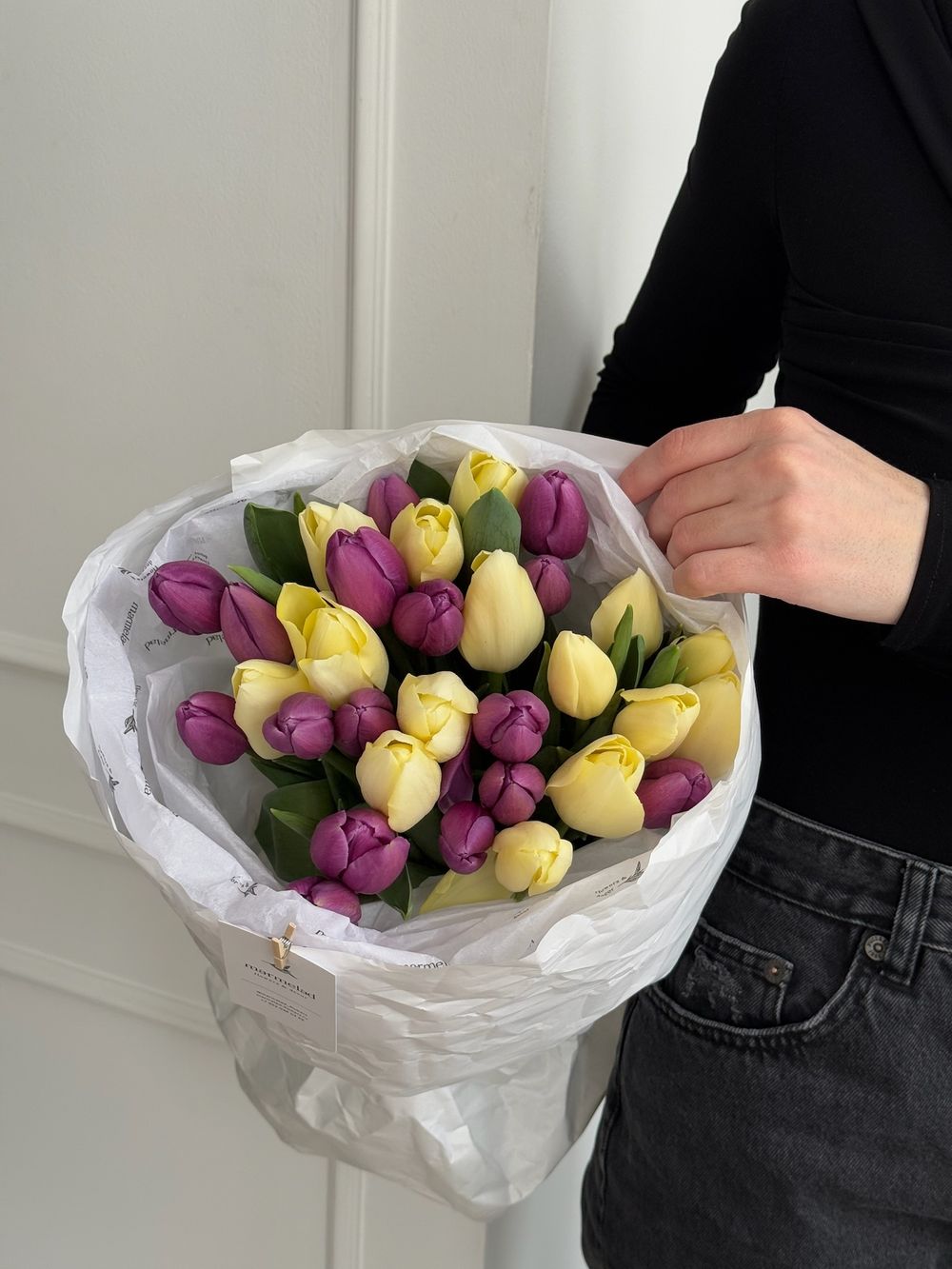 Букет из 31 фиолетового и желтого тюльпана-M
