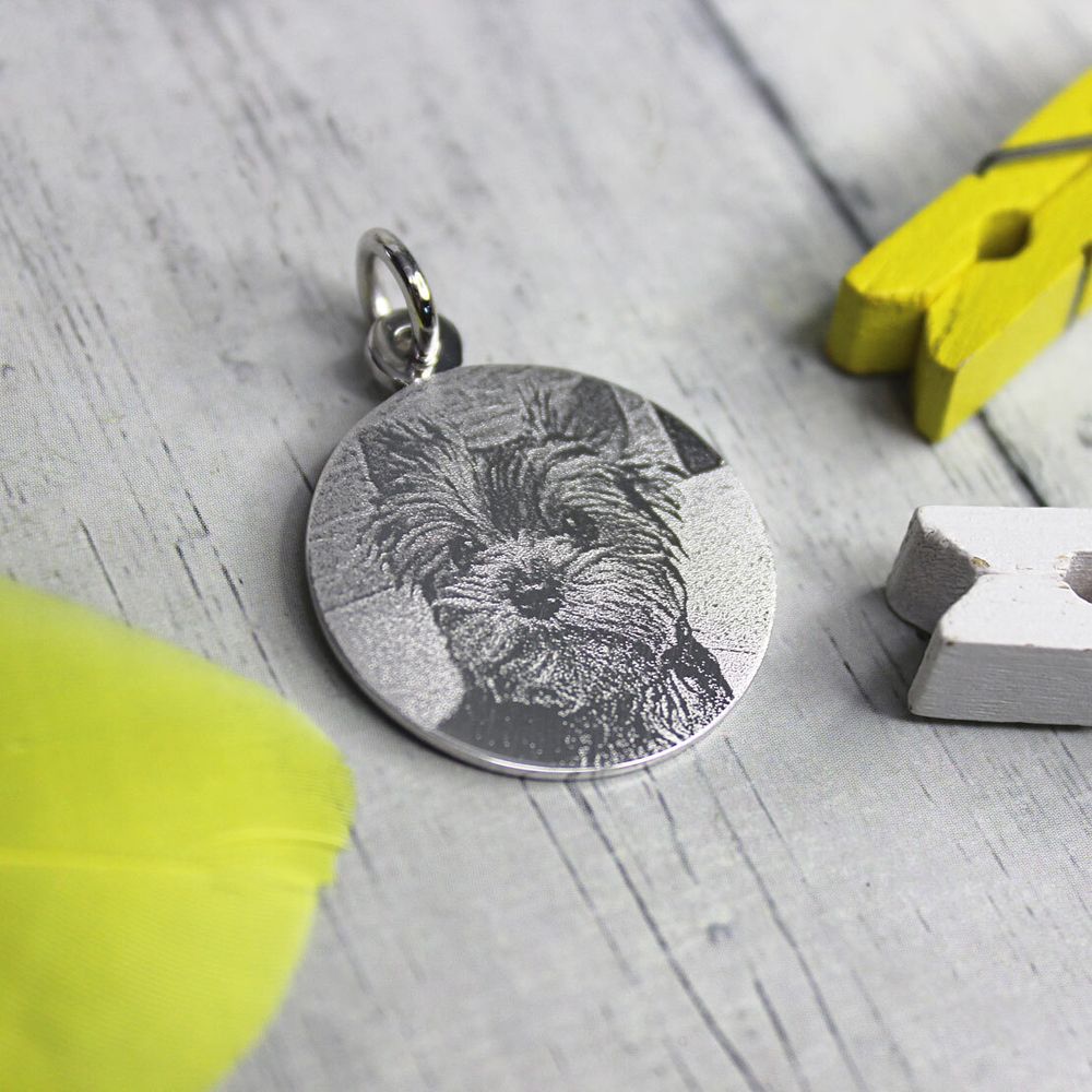 Кулон из серебра с гравировкой фото собаки на заказ