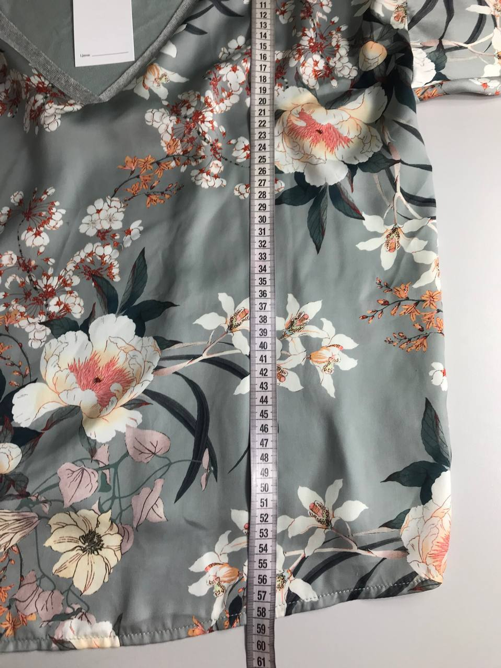 Блузка Mango c V образным вырезом, маркировка XS, визуально на 42 размер