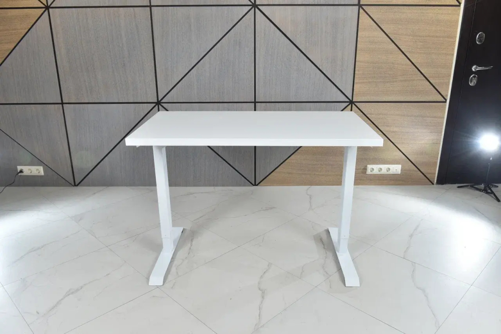 Регулируемый компьютерный стол Bazalt с регулировкой по высоте — столешница МДФ Белый