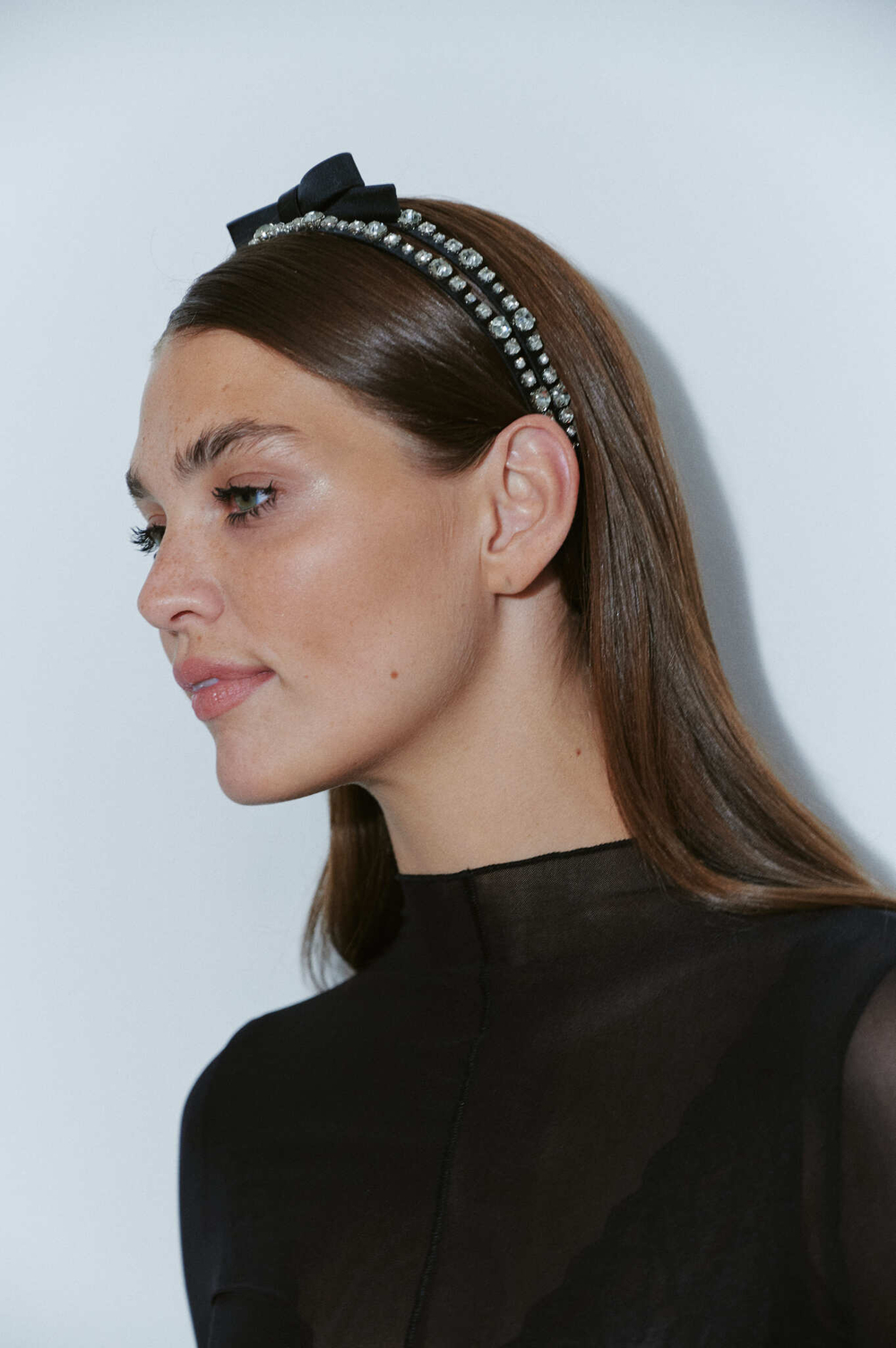 Ободок с бантом и белыми камнями