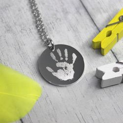 Подвеска с гравировкой отпечатка ладошки ребёнка на заказ