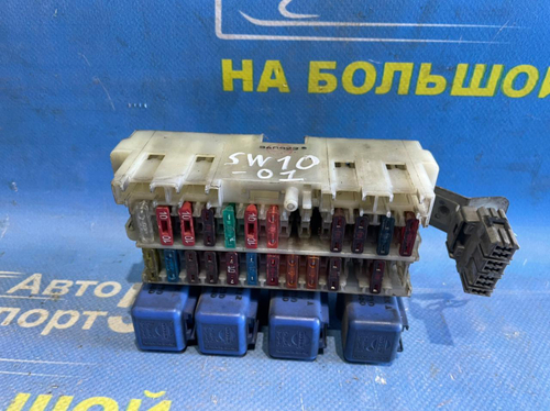 Блок предохранителей салонный NISSAN AVENIR 1994